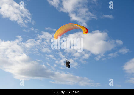 Powered Para-Glider vor einem bewölkten Himmel Stockfoto