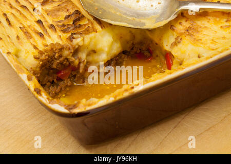 Hausgemachte Cottage Pie mit einem italienischen Stil twist heiß aus dem Ofen mit einem Teil fehlt, mit Hackfleisch, Paprika und Lauch. Stockfoto