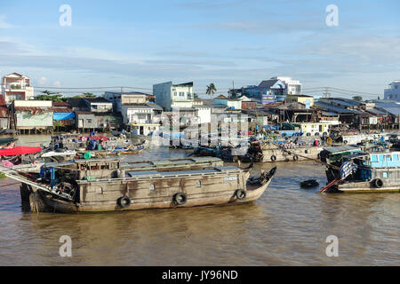 Can Tho, Vietnam - 24. Mai: voll Atmosphäre in der Cai rang Floating Market, Gruppe Menschen mit Tätigkeit auf Bauernmarkt von Mekong Delta, float o Stockfoto