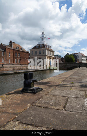 Historischer Purfleet Quay und Custom House aus dem 17th. Jahrhundert, King's Lynn, Norfolk, England. Das Gebäude beherbergt heute das Touristeninformationszentrum. Stockfoto