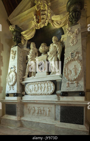 Die kunstvoll geschnitzten schwarzem und weißem Marmor Monument von grinling Gibbons in der Kirche des Hl. Petrus und Hl. Paulus, Exton, Rutland, England. Stockfoto