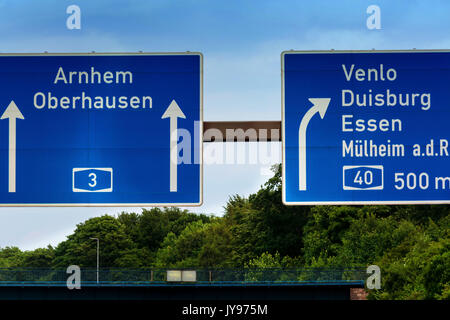 Autobahn-Schild, direktionale unterzeichnen auf der Autobahn A 3, Richtung Venlo, Duisburg, Essen, Mülheim an der Ruhr, Oberhausen, Arnheim und Autobahn überqueren Ka Stockfoto