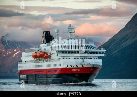 Die hurtigruten MS Nordlys Ansätze Tromso nördlich des Polarkreises in Norwegen. Stockfoto