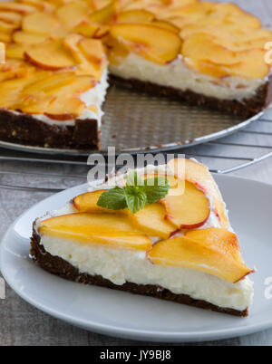 Cheesecake Dessert mit dünnen Schichten von Pfirsich Stockfoto