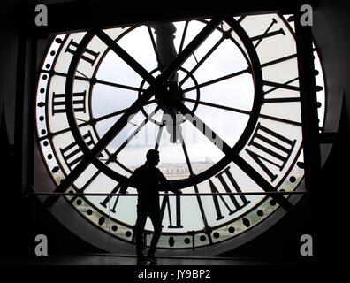 Ein junger Mann auf der Suche nach Paris durch das Musée d'Orsay, Wecker Stockfoto