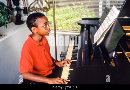 Junge person Tween tween junge praktizierende Praktiken Klavierunterricht Musik Musiker © Myrleen Pearson Stockfoto