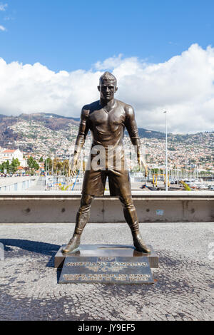 Eine Statue des Fußballers Christiano Ronaldo ist abgebildet auf der Uferpromenade von Funchal auf der portugiesischen Insel Madeira. Stockfoto