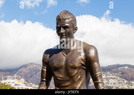 Eine Statue des Fußballers Christiano Ronaldo ist abgebildet auf der Uferpromenade von Funchal auf der portugiesischen Insel Madeira. Stockfoto