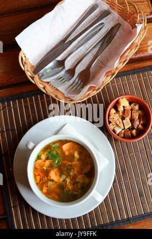 Pilzsuppe in Weiß Schüssel mit Croutons. Nahaufnahme. Stockfoto