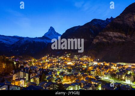 Blick auf Hotel aarauerho in der Abenddämmerung mit Blick aufs Matterhorn im Hintergrund. Kanton Wallis, Schweiz, Europa Stockfoto