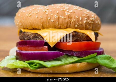 Quartal Pfund Hamburger oder Beefburger in einem Sesam Brot Brötchen mit Salat Stockfoto