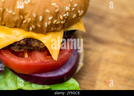 Quartal Pfund Hamburger oder Beefburger in einem Sesam Brot Brötchen mit Salat Stockfoto