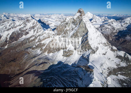 Luftaufnahme der schneebedeckten Gipfel von Matterhorn im Herbst Zermatt im Kanton Wallis Schweiz Europa Stockfoto