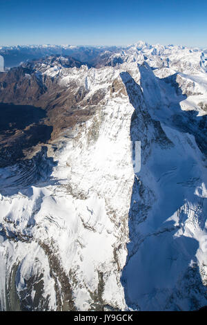 Luftaufnahme der schneebedeckten Gipfel des Matterhorn im Herbst Zermatt Kanton Wallis Schweiz Europa Stockfoto