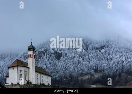 Der Schnee hat den Wald mit Blick auf die Kirche von Wassen an San Gottardo gebleicht. andermatt. Kanton Uri, Schweiz. Europa Stockfoto