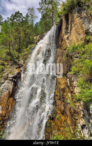 Sommer Bergwelt des Kamyshlinsky Wasserfall mit raibow in den Felsen der Berge, Altai Altai Republik, Sibirien, Russland. Stockfoto