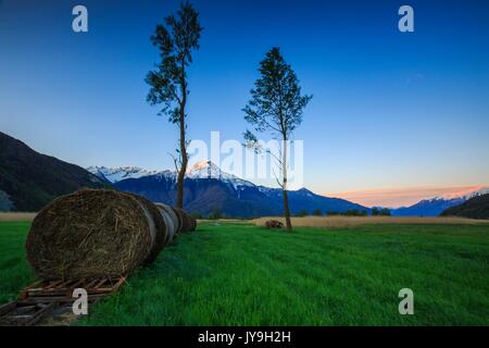 Sonnenaufgang auf den Monte Legnone aus den Wiesen des Pian di Spagna. dascio. valchiavenna. Lombardei, Italien, Europa Stockfoto