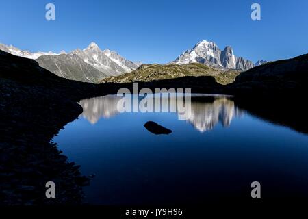 Der Mont Blanc in den Gewässern des Lac de Chesery wider. Haute Savoie Frankreich Stockfoto