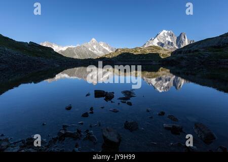 Mont Blanc reichen von Lac de Chesery Aiguille Vert gesehen. Der Haute Savoie. Frankreich Stockfoto