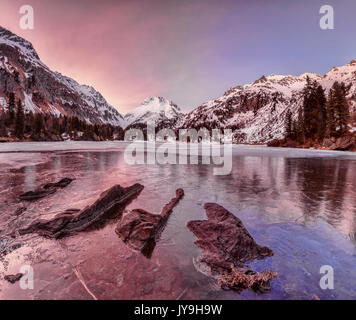 Blick auf Bergell bei Sonnenaufgang vom See Cavloc. Engadin. Schweiz Stockfoto