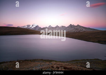 Sonnenuntergang auf rosset See auf einer Höhe von 2709 Metern. Nationalpark Gran Paradiso Stockfoto