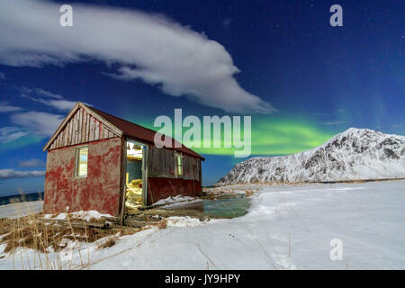 Aurora borealis auf typische Rorbu, flakstad, Norwegen Stockfoto