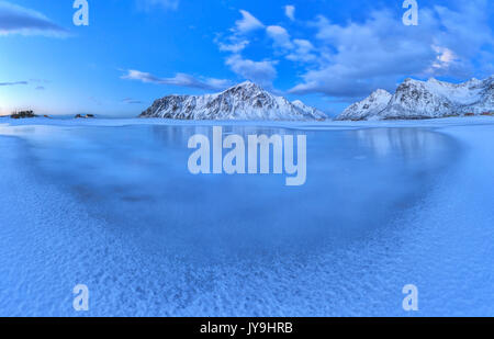 Panoramablick auf das gefrorene Meer in der Dämmerung, flakstad, Norwegen Stockfoto