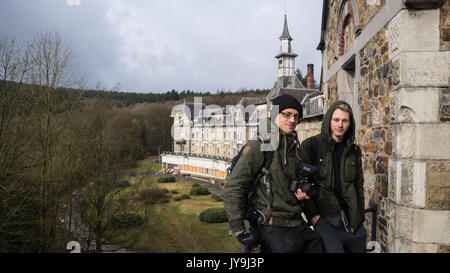 Diese UNHEIMLICHE Video zeigt zwei urban Explorers das Auschecken eines riesigen verlassenen Sanitorium genug ist Schauer über den Rücken laufen zu senden. Filmmaterial zeigt zwei 23- Stockfoto