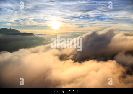 Luftbild von der Mountain Range Geisler von Wolken umgeben. Dolomiten Val Funes Trentino Alto Adige Südtirol Italien Europa Stockfoto