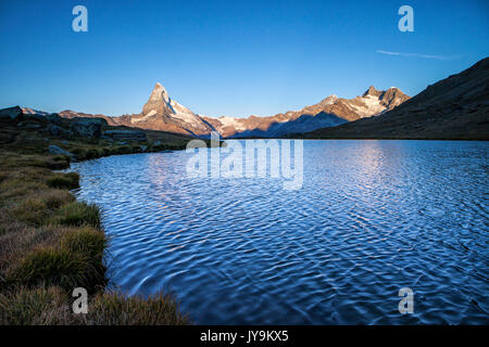 Dämmerung bis das Matterhorn von stellisee gesehen Licht. Zermatt im Kanton Wallis Walliser Alpen Schweiz Europa Stockfoto