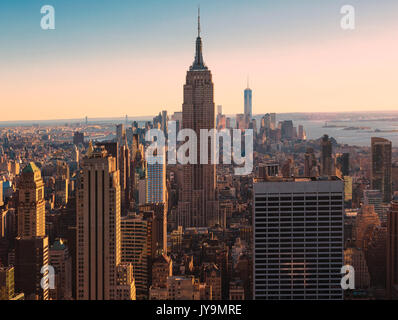 New York City, New York State, Vereinigte Staaten von Amerika. Blick über die Insel Manhattan mit dem Empire State Building. Von der Rockefeller Center T gesehen Stockfoto