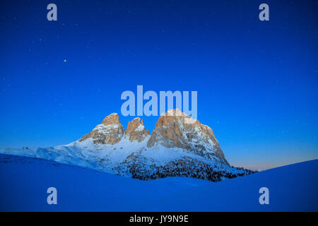 Die blaue Dämmerung auf Langkofel und Plattkofel. Dolomiten. Fassatal Sellajoch Trentino Alto Adige Italien Europa Stockfoto