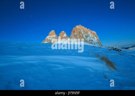 Die blaue Dämmerung auf Langkofel und Plattkofel. Dolomiten. Fassatal Sellajoch Trentino Alto Adige Italien Europa Stockfoto