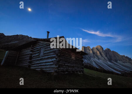 Das frühe Morgenlicht leuchtet Malga Athina und die Geisler im Hintergrund. Villnösser Tal Südtirol Dolomiten Italien Europa Stockfoto