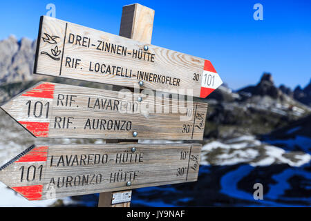 Schilder weisen auf die Wege für Wanderer. Sextner Dolomiten Trentino Alto Adige Italien Europa Stockfoto