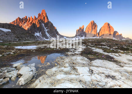 Dämmerung beleuchtet die Drei Zinnen und Mount Paterno im See spiegeln. Sextner Dolomiten Trentino Alto Adige Italien Europa Stockfoto