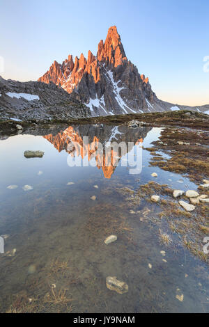 Dämmerung leuchtet Berg Paterno im See spiegeln. Sextner Dolomiten Trentino Alto Adige Italien Europa Stockfoto