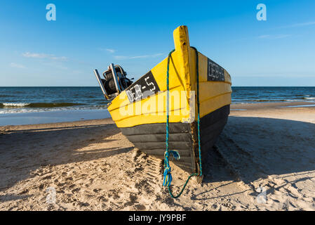 Natac wielka, Polen, 15. AUGUST 2017: Traditionelles Fischerboot auf Sandstrand in Natac wielka Dorf, Ostsee, Polen. Stockfoto
