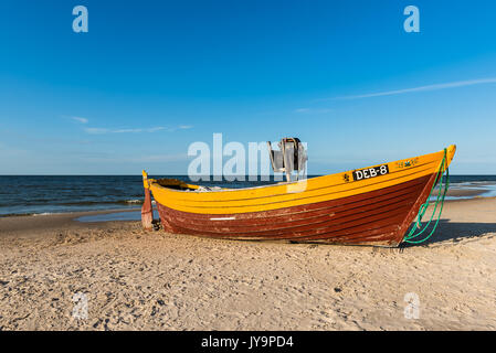 Natac wielka, Polen, 15. AUGUST 2017: Traditionelles Fischerboot auf Sandstrand in Natac wielka Dorf, Ostsee, Polen. Stockfoto