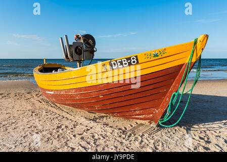 Natac wielka, Polen, 15. AUGUST 2017: Traditionelles Fischerboot auf Sandstrand in Natac wielka Dorf, Ostsee, Polen. Stockfoto