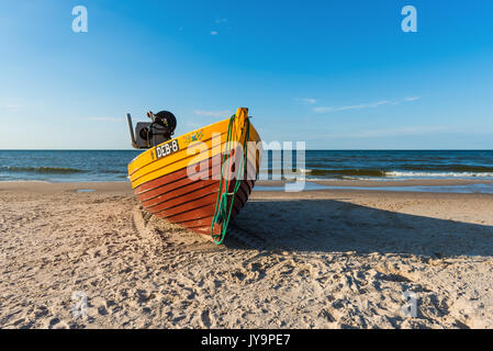 Natac wielka, Polen, 15. AUGUST 2017: Traditionelles Fischerboot auf Sandstrand in Natac wielka Dorf, Ostsee, Polen. Stockfoto