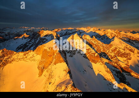 Luftaufnahme der Gipfel Ferro bei Sonnenuntergang Masino Tal Valtellina Lombardei Italien Europa Stockfoto