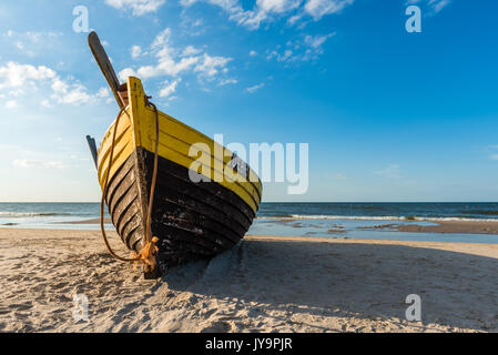 Natac wielka, Polen, 15. AUGUST 2017: Traditionelles Fischerboot auf Sandstrand in Natac wielka Dorf, Ostsee, Polen. Stockfoto