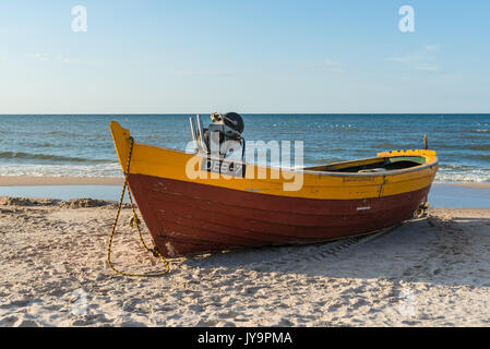 Natac wielka, Polen, 15. AUGUST 2017: Traditionelles Fischerboot auf Sandstrand in Natac wielka Dorf, Ostsee, Polen. Stockfoto