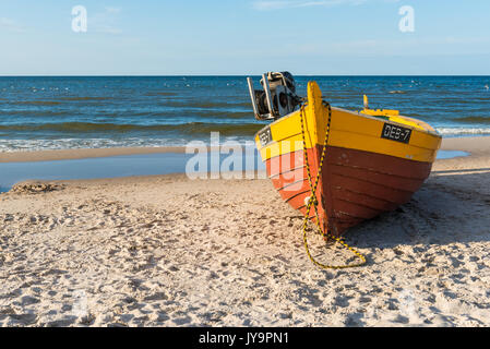Natac wielka, Polen, 15. AUGUST 2017: Traditionelles Fischerboot auf Sandstrand in Natac wielka Dorf, Ostsee, Polen. Stockfoto