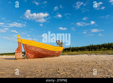 Natac wielka, Polen, 15. AUGUST 2017: Traditionelles Fischerboot auf Sandstrand in Natac wielka Dorf, Ostsee, Polen. Stockfoto