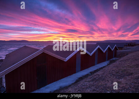 Die Farben der Dämmerung leuchten die Häuser der Fischer Ørland Brekstad Trøndelag Norwegen Europa Stockfoto