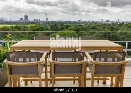 Stilvolle Dachterrasse mit Blick über das Regent's Park in London Stockfoto