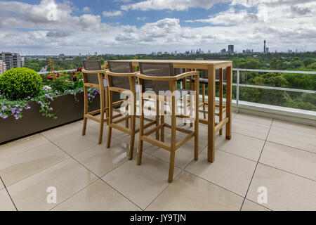 Stilvolle Dachterrasse mit Blick über das Regent's Park in London Stockfoto