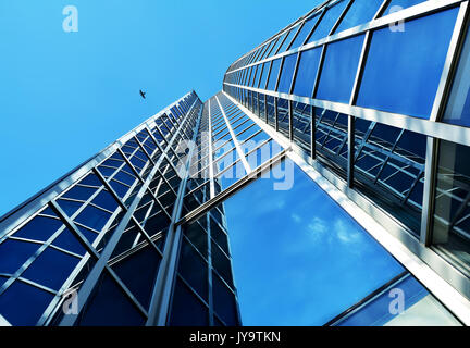 ZAGREB, KROATIEN - 14. Juli 2017. Blauen Glasfenstern eines modernen Gebäudes in Zagreb, Kroatien. Hotel Dubrovnik. Stockfoto